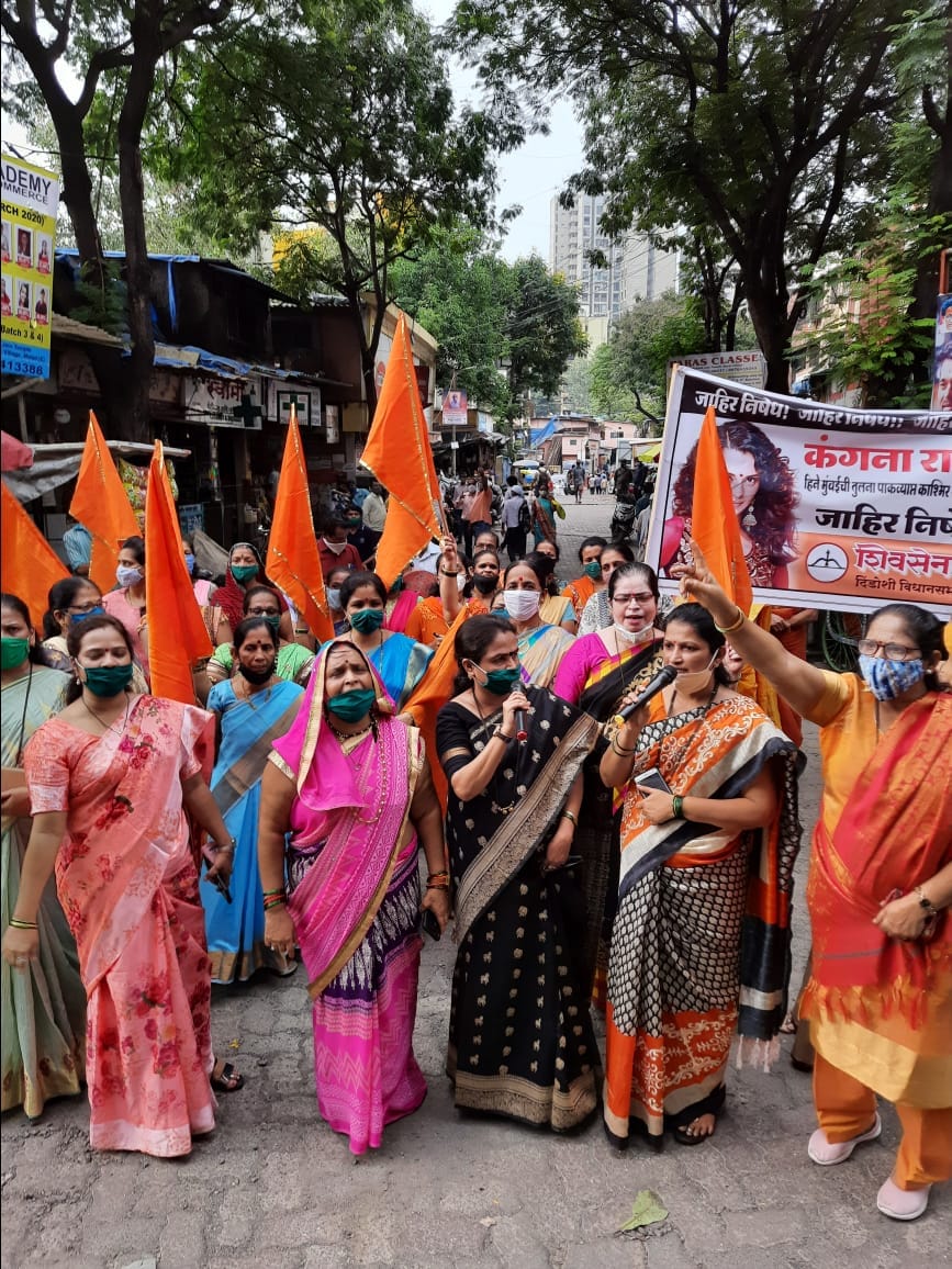 ठाण्यात आनंद दिघे यांच्या शक्ती स्थळाजवळ हे आंदोलन करण्यात आलं. महिला शिवसैनिकांनी या वेळेस कंगनाच्या विरोधात घोषणाबाजी देखील केली. ठाण्यात आनंद दिघे यांच्या शक्ती स्थळाजवळ हे आंदोलन करण्यात आलं. महिला शिवसैनिकांनी या वेळेस कंगनाच्या विरोधात घोषणाबाजी देखील केली.