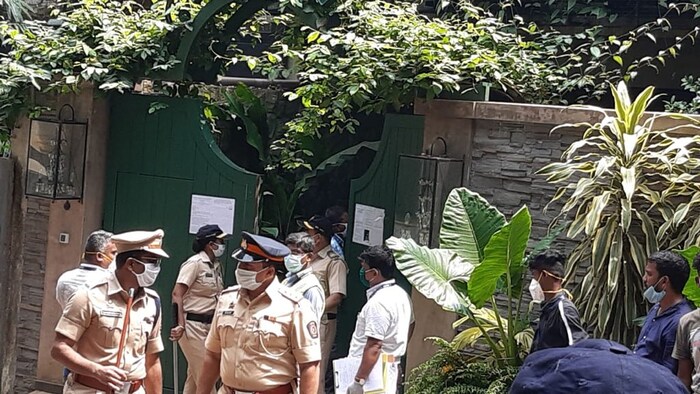 देवघर आणि लिव्हिंग रुममध्ये अनधिकृत केबिन आणि लाकडी पार्टिशन तयार केले.
