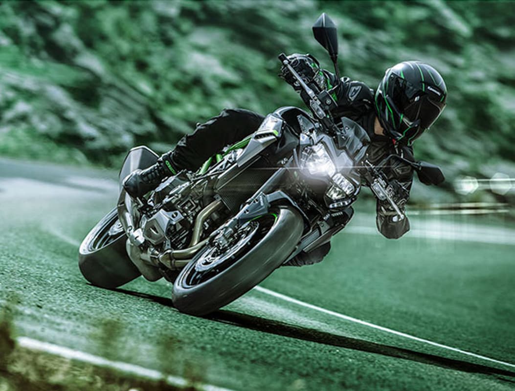 कावासाकी मोटर इंडियाने आपली BS6 इंजिनसह 2021 Z900 नेकेड बाइक भारतात लाँच केली आहे. या बाइकची 8 महिन्यांपूर्वी घोषणा करण्यात आली होती. परंतु, लॉकडाउनमुळे या बाइकचे लाँचिग पुढे ढकलले होते. अखेर ही बाइक आता भारतातल्या रस्त्यावर धावणार आहे. कावासाकी मोटर इंडियाने आपली BS6 इंजिनसह 2021 Z900 नेकेड बाइक भारतात लाँच केली आहे. या बाइकची 8 महिन्यांपूर्वी घोषणा करण्यात आली होती. परंतु, लॉकडाउनमुळे या बाइकचे लाँचिग पुढे ढकलले होते. अखेर ही बाइक आता भारतातल्या रस्त्यावर धावणार आहे.