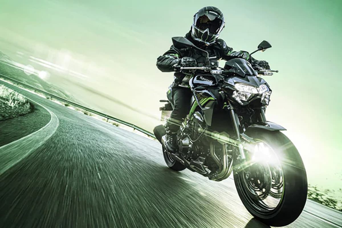 कावासाकी Z900 मध्ये BS6 मानकासह 948 CC इन-लाइन चार-सिलेंडर इंजिन दिले आहे. जे 9500 आरपीएम वर 123 बीएचपी पॉवर आणि 7700 आरपीएमवर 98.6 एनएम पीक टॉर्क जनरेट करतो. या बाइकमध्ये 6-स्पीड गियरबॉक्स दिला आहे. कावासाकी Z900 मध्ये BS6 मानकासह 948 CC इन-लाइन चार-सिलेंडर इंजिन दिले आहे. जे 9500 आरपीएम वर 123 बीएचपी पॉवर आणि 7700 आरपीएमवर 98.6 एनएम पीक टॉर्क जनरेट करतो. या बाइकमध्ये 6-स्पीड गियरबॉक्स दिला आहे.