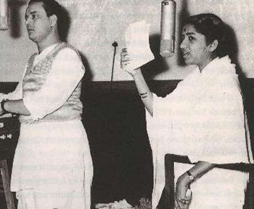 1948 साली शशिधर मुखर्जी यांनी त्यांच्या शहीद या सिनेमासाठी पार्श्वगायन करायला लतादीदींना बोलावलं होतं. मात्र त्यांचा आवाज ऐकल्यानंतर तो फारच पातळ असल्याचं कारण देत त्यांनी तो नाकारला होता. 1948 साली शशिधर मुखर्जी यांनी त्यांच्या शहीद या सिनेमासाठी पार्श्वगायन करायला लतादीदींना बोलावलं होतं. मात्र त्यांचा आवाज ऐकल्यानंतर तो फारच पातळ असल्याचं कारण देत त्यांनी तो नाकारला होता.