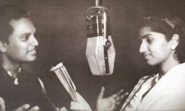 लतादीदींनी पहिलं गाणं 'किती हसाल' या सिनेमासाठी 1942 साली गायलं होतं. मात्र सिनेमाची लांबी कमी करण्यासाठी ते सिनेमातून हटवण्यात आलं. त्यानंतर त्याच वर्षी आलेल्या 'पहिली मंगळागौर' या सिनेमातील 'नटली चैत्राची नवलाई' हे गाणं त्यांचं पहिलं गाणं ठरलं. लतादीदींनी पहिलं गाणं 'किती हसाल' या सिनेमासाठी 1942 साली गायलं होतं. मात्र सिनेमाची लांबी कमी करण्यासाठी ते सिनेमातून हटवण्यात आलं. त्यानंतर त्याच वर्षी आलेल्या 'पहिली मंगळागौर' या सिनेमातील 'नटली चैत्राची नवलाई' हे गाणं त्यांचं पहिलं गाणं ठरलं.