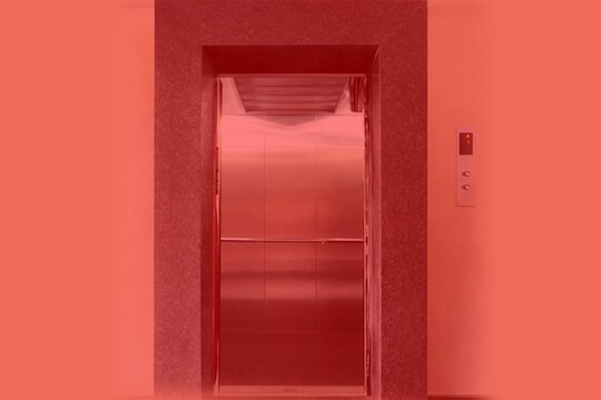 अंदाज चुकला अन् व्यापारी लिफ्टखाली चिरडला, मुंबईतील धक्कादायक घटना