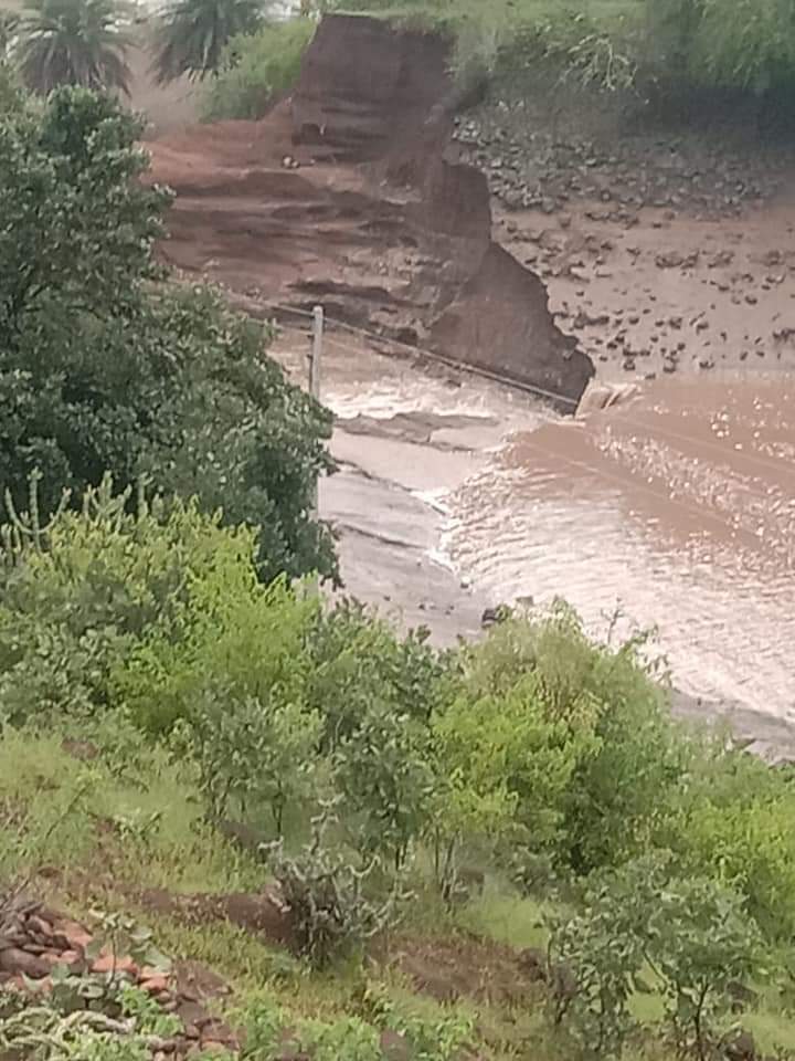 ही भीषण परिस्थिती मालेगावमधली आहे. सलग दोन दिवस झालेल्या अतिवृष्टीमुळे मालेगाव तालुक्यातील वळवाडे भागात असलेला कमलदरा बंधारा फुटला. ही भीषण परिस्थिती मालेगावमधली आहे. सलग दोन दिवस झालेल्या अतिवृष्टीमुळे मालेगाव तालुक्यातील वळवाडे भागात असलेला कमलदरा बंधारा फुटला.