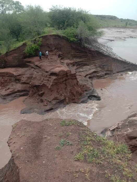 यामुळे धरणं भरून वाहिली आहेत तर अनेक गावांमध्ये पाणी शिरलं आहे.