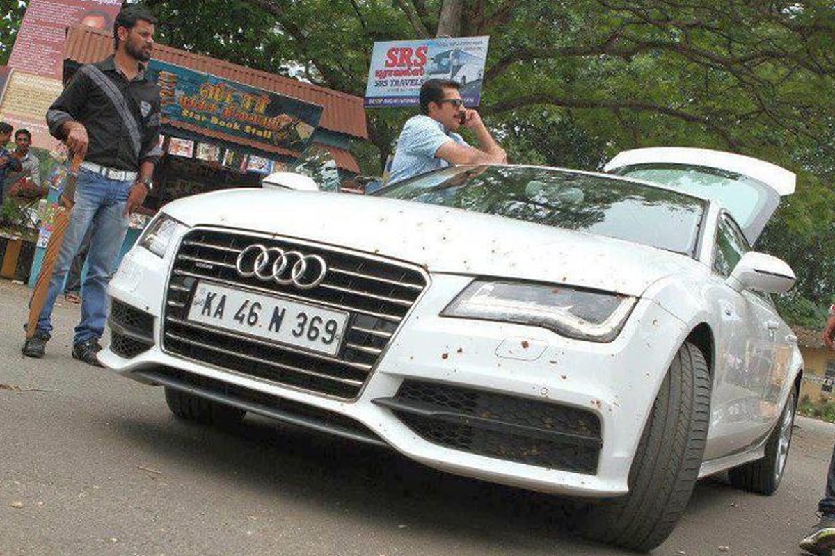 साउथ फिल्म इंडस्ट्रीमध्ये Audi (ऑडी) कार खरेदी करणारे ममुटी हे पहिले स्टार ठरले आहे. त्यांच्या अनेक देशी आणि परदेशातील गाड्या आहे. ममुटी यांची मारुती ही पहिली गाडी होती. अजूनही त्यांच्या मारुतीच्या 3 गाड्या आहे. साउथ फिल्म इंडस्ट्रीमध्ये Audi (ऑडी) कार खरेदी करणारे ममुटी हे पहिले स्टार ठरले आहे. त्यांच्या अनेक देशी आणि परदेशातील गाड्या आहे. ममुटी यांची मारुती ही पहिली गाडी होती. अजूनही त्यांच्या मारुतीच्या 3 गाड्या आहे.