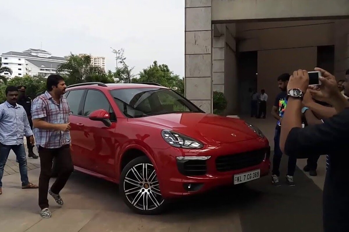 ममुटीच्या कलेक्शनमध्ये Ferrari (फरारी), Mercedes (मर्सिडिज) आणि Audi (ऑडी), Porsche (पोर्शे), Mini Cooper S, F10 BMW 530d आणि 525d, E46 BMW M3, Volkswagen Passat (फॉक्सवॅगन पॅसेट) X2, Mitsubishi Pajero Sport, Toyota फॉर्च्युनर, Toyota लँड क्रूझर LC 200 आणि अनेक एसयुव्ही आहे. ममुटी यांच्याकडे Eicher (आइशर) ची कस्टमाइज्ड कॅरावॅन सुद्धा आहे. ममुटीच्या कलेक्शनमध्ये Ferrari (फरारी), Mercedes (मर्सिडिज) आणि Audi (ऑडी), Porsche (पोर्शे), Mini Cooper S, F10 BMW 530d आणि 525d, E46 BMW M3, Volkswagen Passat (फॉक्सवॅगन पॅसेट) X2, Mitsubishi Pajero Sport, Toyota फॉर्च्युनर, Toyota लँड क्रूझर LC 200 आणि अनेक एसयुव्ही आहे. ममुटी यांच्याकडे Eicher (आइशर) ची कस्टमाइज्ड कॅरावॅन सुद्धा आहे.
