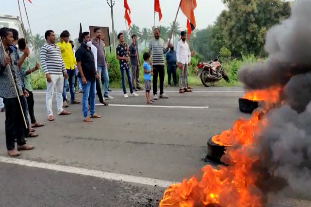 आरक्षणासाठी मराठा समाज पुन्हा पेटला, टायर पेटवून पंढरपूर-पुणे मार्ग रोखतानाचा आक्रमक VIDEO