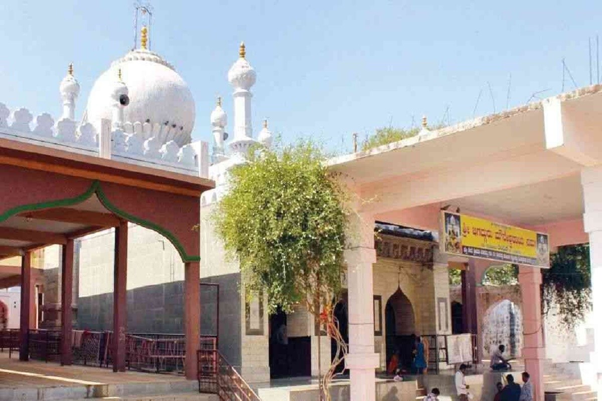 सरना, अवधूत, शप्त, अरुणा परंपरेत मारिजुआना किंवा गांजाचे विविध प्रकारे सेवन केले जाते. त्यास आध्यात्मिक अनुभूतीचे साधन मानले जाते. यादगीर जिल्ह्यातील तिनाथिनी येथील मौनेश्वर मंदिरात जानेवारीत होणाऱ्या जत्रेत भाविकांना प्रसाद म्हणून गांजाचे पॅकेट दिले जाते. सरना, अवधूत, शप्त, अरुणा परंपरेत मारिजुआना किंवा गांजाचे विविध प्रकारे सेवन केले जाते. त्यास आध्यात्मिक अनुभूतीचे साधन मानले जाते. यादगीर जिल्ह्यातील तिनाथिनी येथील मौनेश्वर मंदिरात जानेवारीत होणाऱ्या जत्रेत भाविकांना प्रसाद म्हणून गांजाचे पॅकेट दिले जाते.