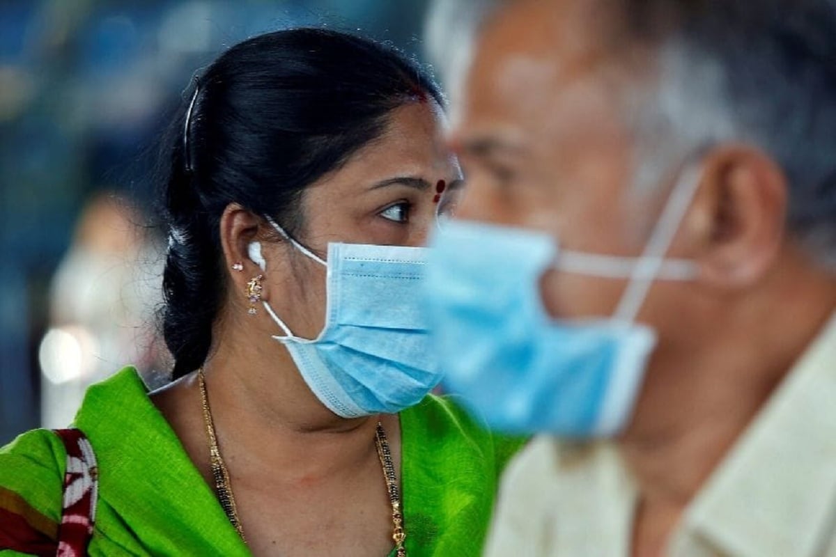 मास्क हा फक्त विषाणूपासून बचावच करत नाही तर रोगप्रतिकारक शक्तीदेखील (Immunity system) वाढवण्यात मदत करतो, असा दावा शास्त्रज्ञांनी केला आहे. न्यू इंग्लंड जर्नल ऑफ मेडिकलमध्ये हे संशोधन प्रकाशित करण्यात आलं आहे. मास्क हा फक्त विषाणूपासून बचावच करत नाही तर रोगप्रतिकारक शक्तीदेखील (Immunity system) वाढवण्यात मदत करतो, असा दावा शास्त्रज्ञांनी केला आहे. न्यू इंग्लंड जर्नल ऑफ मेडिकलमध्ये हे संशोधन प्रकाशित करण्यात आलं आहे.