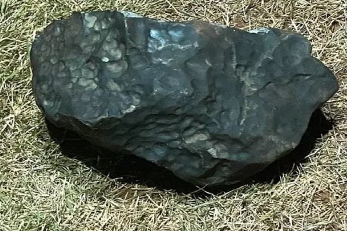 आकाशातून एक दगड खाली पडताच अख्खं गाव झालं श्रीमंत, वाचा नेमकं काय घडलं