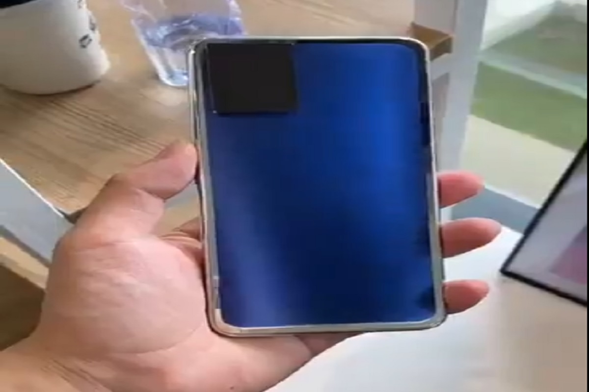 बटन दाबलं की बदलणार रंग, VIVO मोबाईलमध्ये येणार नवीन फीचर, पाहा VIDEO