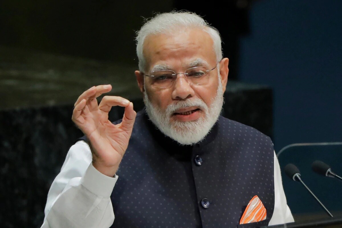 असा अंदाज वर्तवला जात आहे की, देशातील एका नागरिकाला कोरोना लस देण्यासाठी 6 ते 7 डॉलर अर्थात जवळपा 500 रुपयांएवढा खर्च येईल. यामुळेच 130 कोटी लोकांना कोरोना लस देण्यासाठी सरकारने 500 अब्ज रुपयांचे बजेट निश्चित केले आहे. चालू आर्थिक वर्षाच्या शेवटी या अर्थसंकल्पाची व्यवस्था केली जाईल. त्यानंतर लस देताना निधीची कमतरता भासणार नाही. असा अंदाज वर्तवला जात आहे की, देशातील एका नागरिकाला कोरोना लस देण्यासाठी 6 ते 7 डॉलर अर्थात जवळपा 500 रुपयांएवढा खर्च येईल. यामुळेच 130 कोटी लोकांना कोरोना लस देण्यासाठी सरकारने 500 अब्ज रुपयांचे बजेट निश्चित केले आहे. चालू आर्थिक वर्षाच्या शेवटी या अर्थसंकल्पाची व्यवस्था केली जाईल. त्यानंतर लस देताना निधीची कमतरता भासणार नाही.
