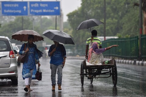 मुंबई वेधशाळेने (imd mumbai) दिलेल्या अंदाजानुसार, कोकण आणि पश्चिम महाराष्ट्रात बहुतेक ठिकाणी शनिवारी मेघगर्जनेसह मुसळधार पाऊस (Orange alert) कोसळणार आहे.