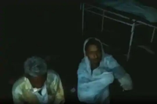 पोटच्या मुलाचा मृतदेह घेण्यासाठी रात्रभर रुग्णालयाबाहेर पावसात भिजत राहिली आई, मात्र...