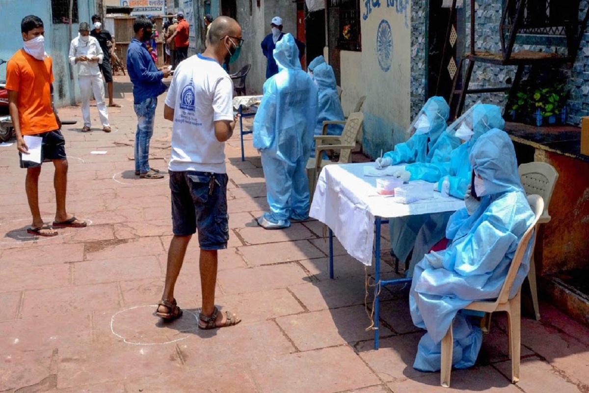 महाराष्ट्रातलेच नाही तर कोरोनाचे देशातले हॉटस्पॉट ठरलेल्या मुंबई आणि पुण्यात रुग्णांचा आलेख पहिल्यांदाच घसरणील लागला असून आता पुन्हा लाट येऊ नये म्हणून जास्त सावध राहण्याची सूचना डॉक्टरांनी केली आहे.