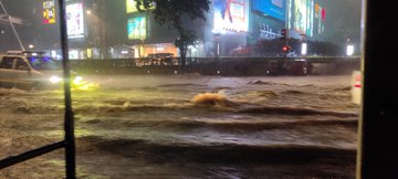 दादर पूर्व किंग सर्कल पाणी साचल्याने रस्ता वाहतूक बंद. दादर पूर्व कडून पश्चिम कडे प्लाझा सिनेमा दिशेन जाणारा टिळक पुल रस्ता तुर्तास पाणी असल्याने बंद केला. दादर पूर्व किंग सर्कल पाणी साचल्याने रस्ता वाहतूक बंद. दादर पूर्व कडून पश्चिम कडे प्लाझा सिनेमा दिशेन जाणारा टिळक पुल रस्ता तुर्तास पाणी असल्याने बंद केला.