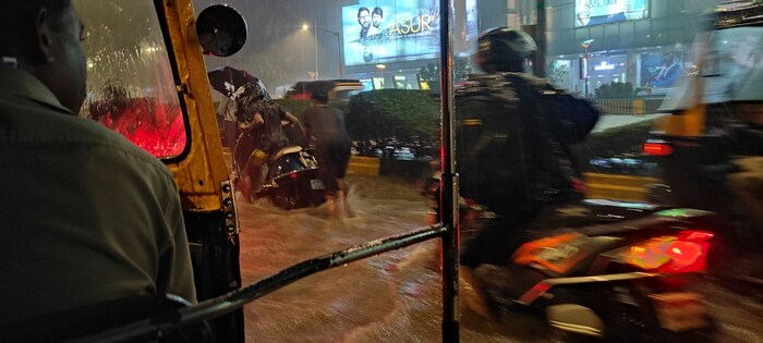 सखल भागांमध्ये रस्त्यांवर पाणी साचल्यानं वाहतूक खोळंबली तर अनेक घरांमध्ये पाणी शिरल्यानं नागरिकांची झोप उडाली. (Credit: twitter)