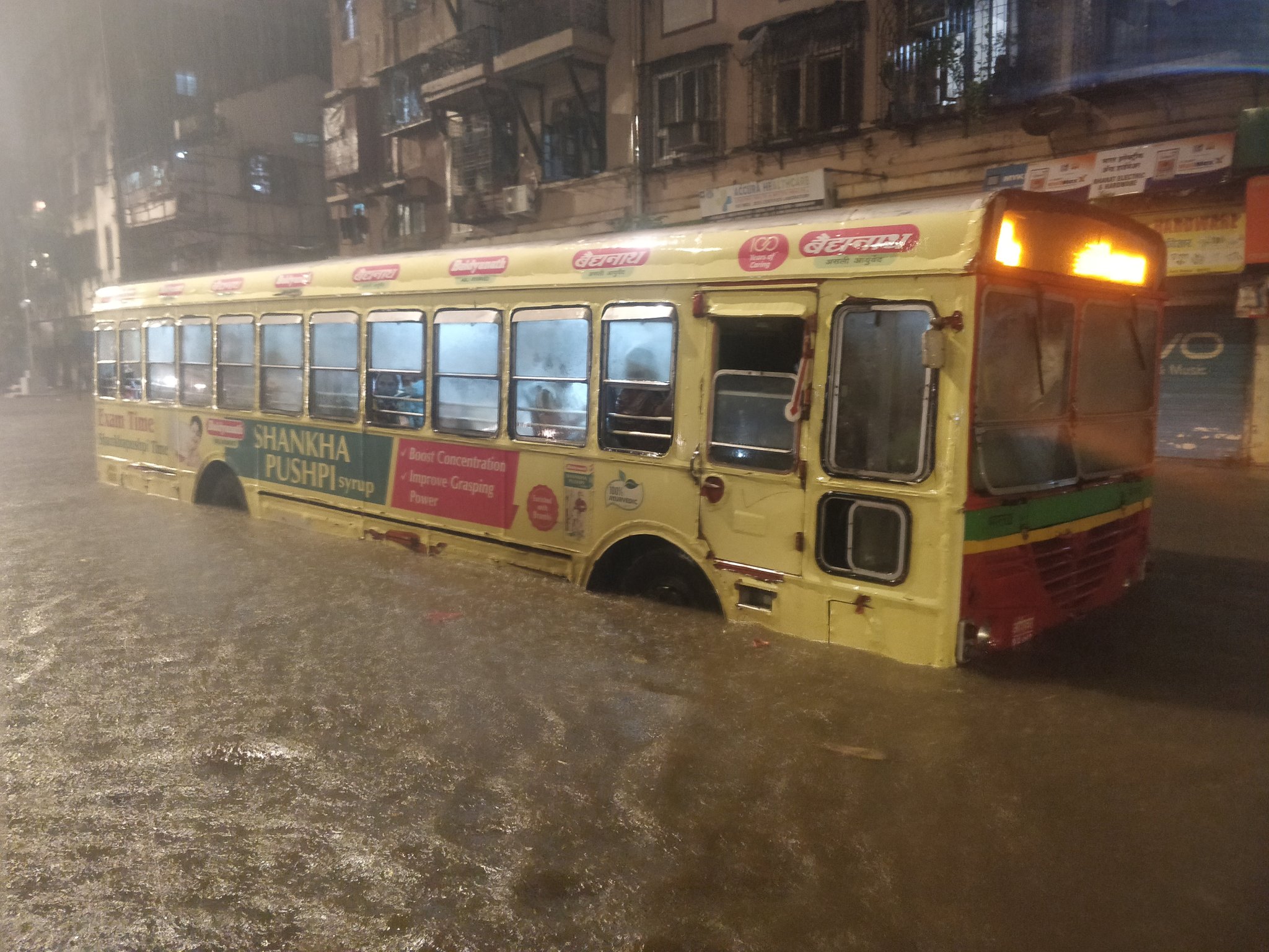 लोकल सेवापासून रस्त्याच्या वाहतुकीपर्यंत आणि दुकानांपासून ते घरापर्यंत अनेकांचं मोठ्या प्रमाणात नुकसान झालं आहे. (Credit: twitter) लोकल सेवापासून रस्त्याच्या वाहतुकीपर्यंत आणि दुकानांपासून ते घरापर्यंत अनेकांचं मोठ्या प्रमाणात नुकसान झालं आहे. (Credit: twitter)