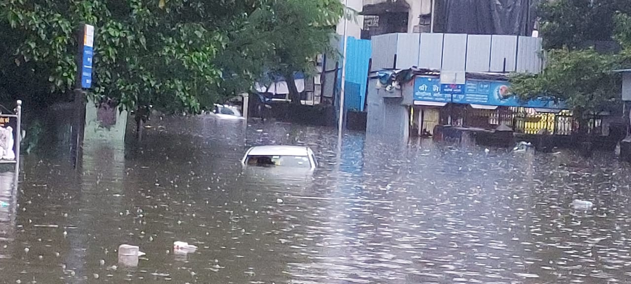 मुंबईत दादर-कुर्ला आणि कुर्ला ते मस्जिद बंदर रेल्वे स्थानकात मोठ्या प्रमाणात पाणी साचल्यानं लोकलच्या 4 सेवा विस्कळीत झाल्या आहेत. (Credit: twitter) मुंबईत दादर-कुर्ला आणि कुर्ला ते मस्जिद बंदर रेल्वे स्थानकात मोठ्या प्रमाणात पाणी साचल्यानं लोकलच्या 4 सेवा विस्कळीत झाल्या आहेत. (Credit: twitter)