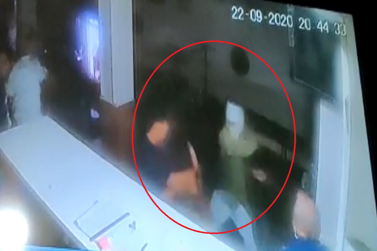 तलावारीचा धाक दाखवत आरोपींनी लुटला बार, नागपूरमधील घटनेचा धक्कादायक CCTV समोर