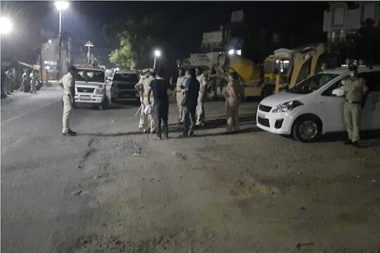 धक्कादायक! पोलिसांनी कारवाई केल्याचा गुंडांनी घेतला भयंकर बदला, चाकूने केले सपासप वार