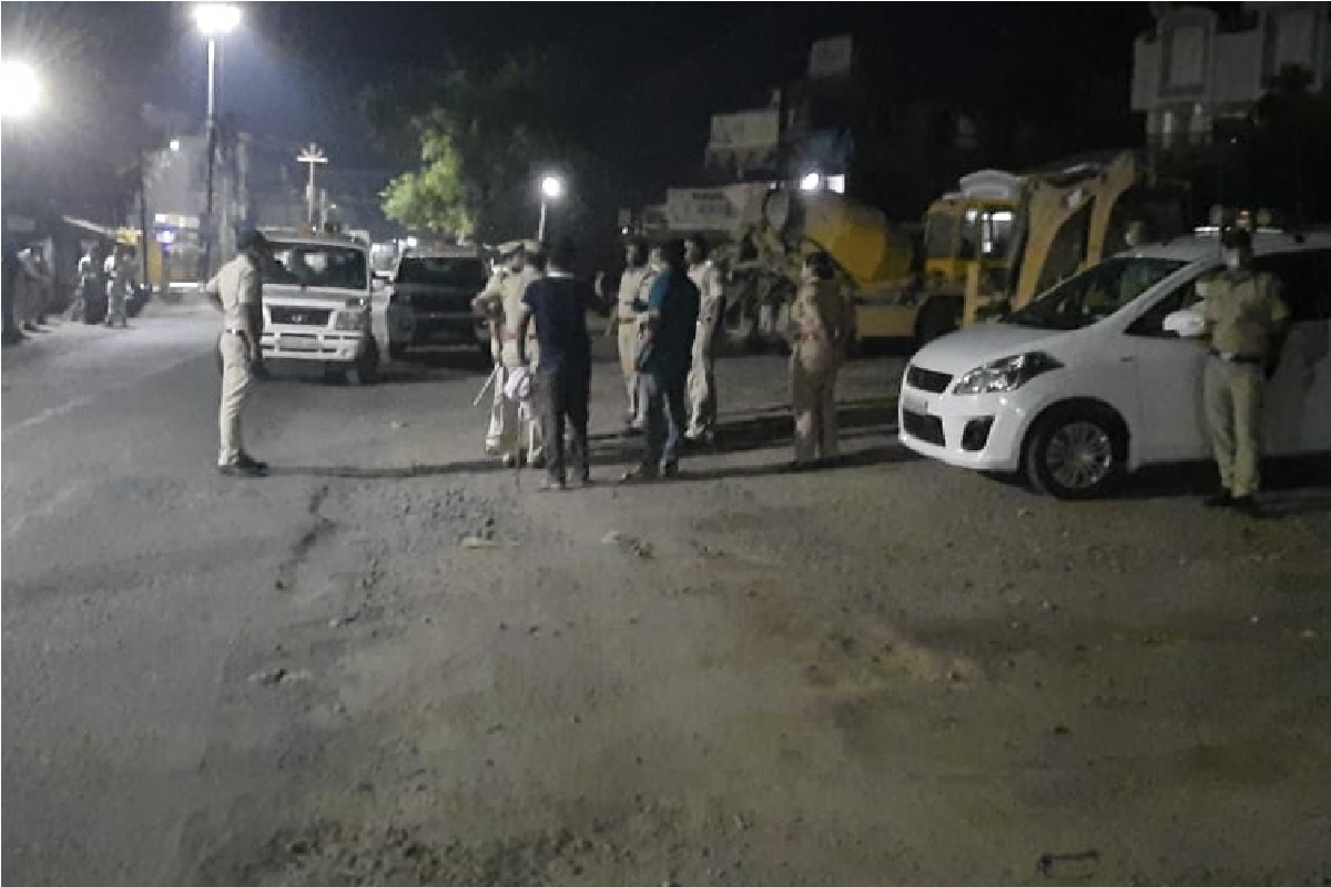 धक्कादायक! पोलिसांनी कारवाई केल्याचा गुंडांनी घेतला भयंकर बदला, चाकूने केले सपासप वार