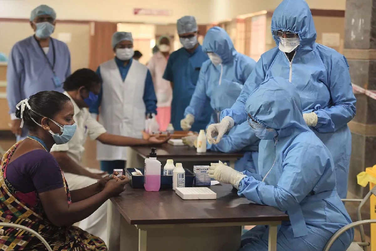 दररोजच्या रुग्ण संख्येने केरळने (Kerala) महाराष्ट्रालाही (Maharashtra) मागे टाकलं आहे.