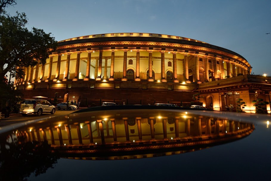 संसदेच्या अधिवेशनाला सोमवारपासून (14 सप्टेंबर) सुरूवात होत आहे. त्या पार्श्वभूमीवर संसदेत प्रवेश करणाऱ्या सगळ्यांची कोविड चाचणी करण्यात येत आहे. संसदेच्या अधिवेशनाला सोमवारपासून (14 सप्टेंबर) सुरूवात होत आहे. त्या पार्श्वभूमीवर संसदेत प्रवेश करणाऱ्या सगळ्यांची कोविड चाचणी करण्यात येत आहे.