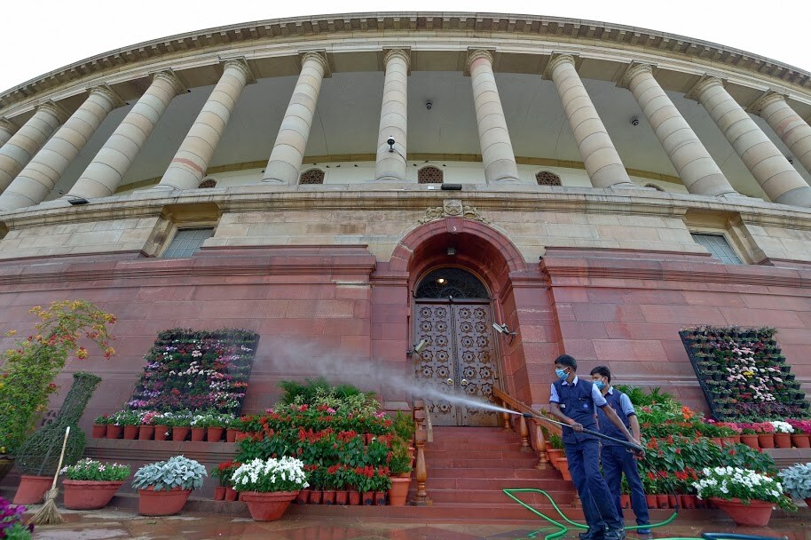 संसंद भवनाचा परिसर सॅनिटाइज करण्यात आला असून खासदारांनी काय काळजी घ्यावी याची नियमावली देण्यात आली आहे. संसंद भवनाचा परिसर सॅनिटाइज करण्यात आला असून खासदारांनी काय काळजी घ्यावी याची नियमावली देण्यात आली आहे.
