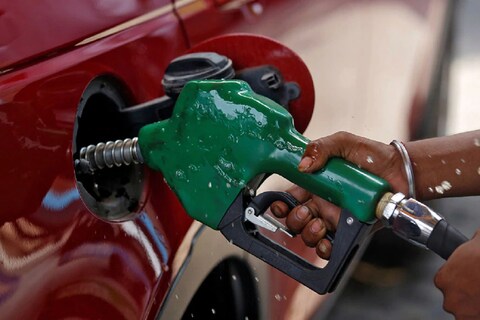 राज्यात इंधनाचे दर (Fuel Price) या आठवड्यात सातत्याने वाढत आहे. शनिवारी देखील पेट्रोल-डिझेलच्या दराचा ग्राफ चढता पाहायला मिळाला