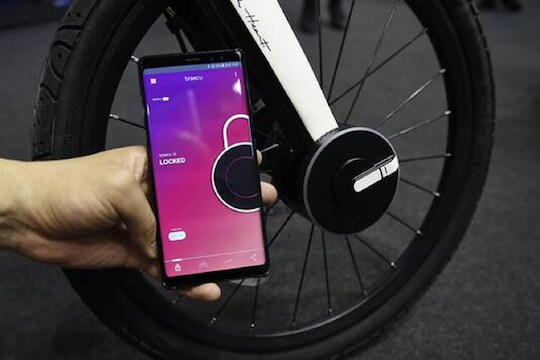 मोबाईलसाठी तो रक्ताचं नातंही विसरला, आईने दार उघडताच दिसला धक्कादायक प्रकार