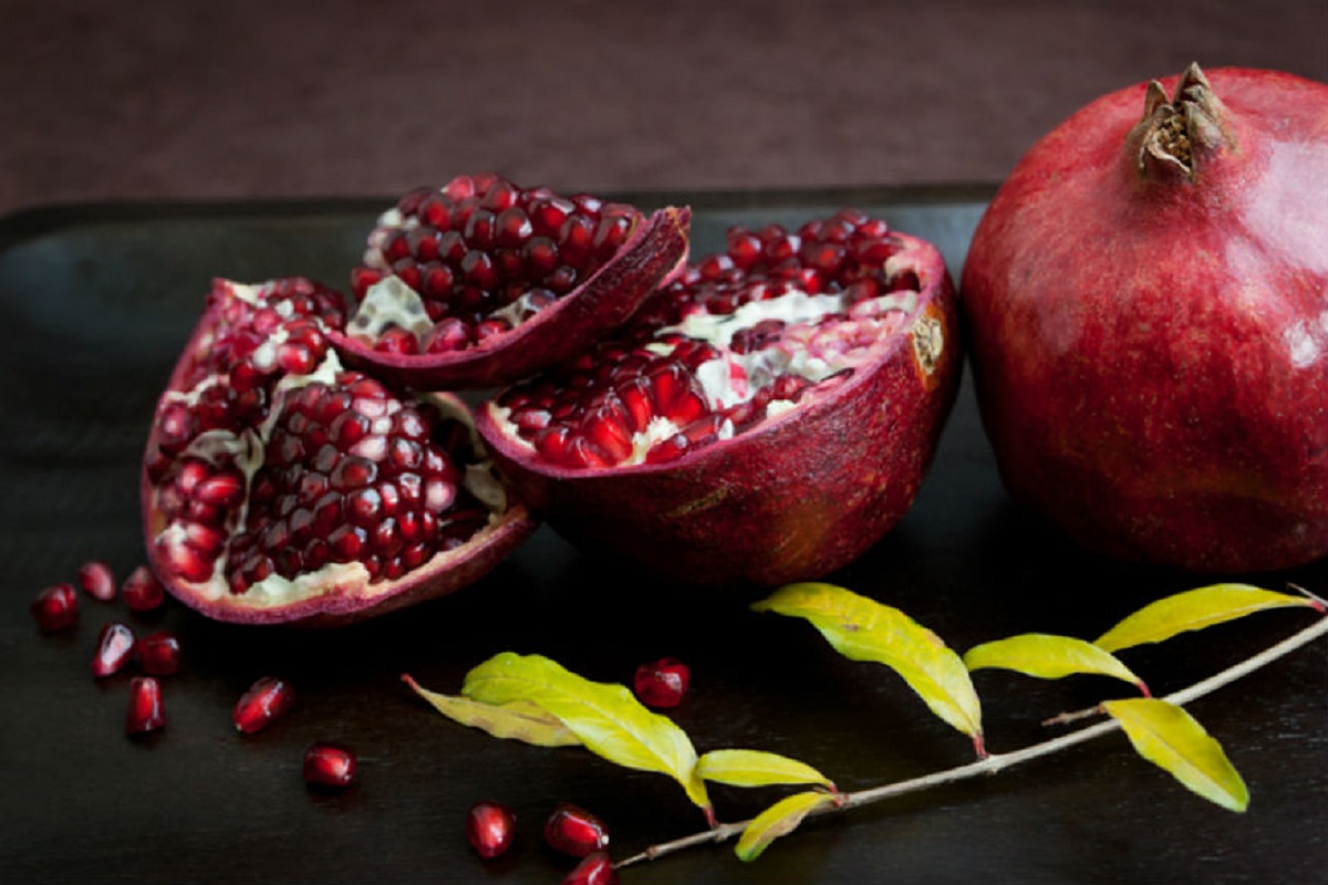 हिरड्या आणि नाकातून होणारा रक्तस्राव थांबवण्यास उपयुक्त आहे डाळिंब