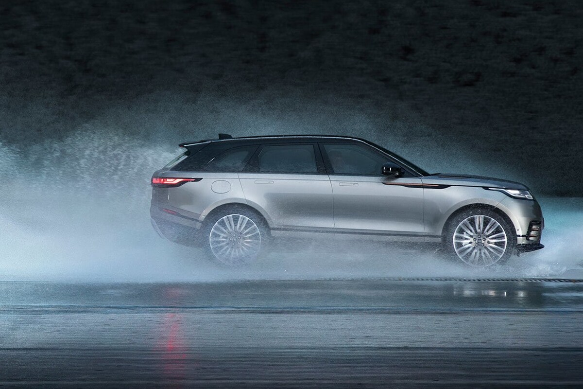 प्रभासने लक्ष्मण यांना दिलेली Range Rover Velar ही 2.0-लिटर चार-सिलेंडर पेट्रोल इंजिन क्षमतेची आहे. या इंजिनची 177 BHP पॉवर आणि 365 एनएम पीक टॉर्क जनरेट करते. या गाडीत तब्बल 8-स्पीड टॉर्क कन्वर्टर ऑटोमॅटिक गियरबॉक्स दिलेला आहे. प्रभासने लक्ष्मण यांना दिलेली Range Rover Velar ही 2.0-लिटर चार-सिलेंडर पेट्रोल इंजिन क्षमतेची आहे. या इंजिनची 177 BHP पॉवर आणि 365 एनएम पीक टॉर्क जनरेट करते. या गाडीत तब्बल 8-स्पीड टॉर्क कन्वर्टर ऑटोमॅटिक गियरबॉक्स दिलेला आहे.