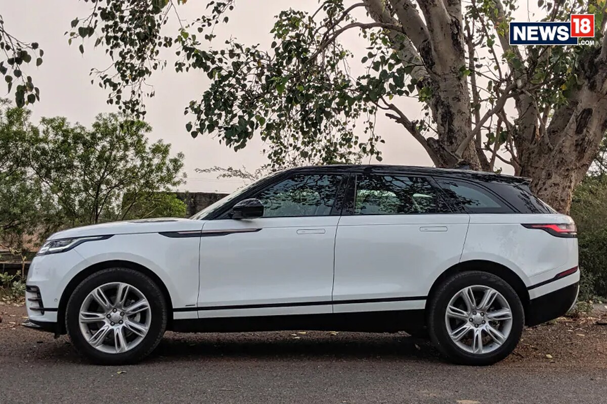 Range Rover Velar SUV ही भारतात तयार करण्यात आली आहे. ही कार मागील वर्षी 72.47 लाख एक्स शोरूम किंमतीवर लाँच करण्यात आली होती. Range Rover Velar SUV ही भारतात तयार करण्यात आली आहे. ही कार मागील वर्षी 72.47 लाख एक्स शोरूम किंमतीवर लाँच करण्यात आली होती.