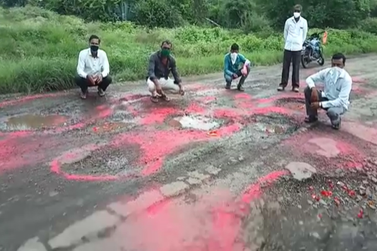 पुणे तिथे काय उणे, रस्त्यावरील खड्यांबाबत केले असे आंदोलन सगळे पाहतच राहिले!