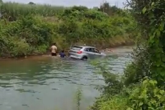 'देव तारी त्याला कोण मारी', 3 मुलांसह महिलेकडून पाण्यात कोसळली कार; मात्र सर्वजण असे बचावले सुखरूप...पाहा VIDEO