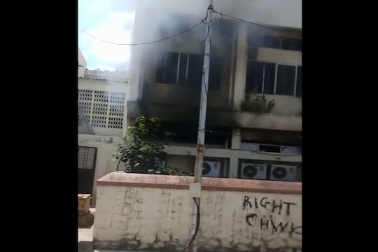 पुण्यातील हॉस्पिटलच्या आयसीयूमध्ये लागली आग, घटनास्थळाला पहिला VIDEO