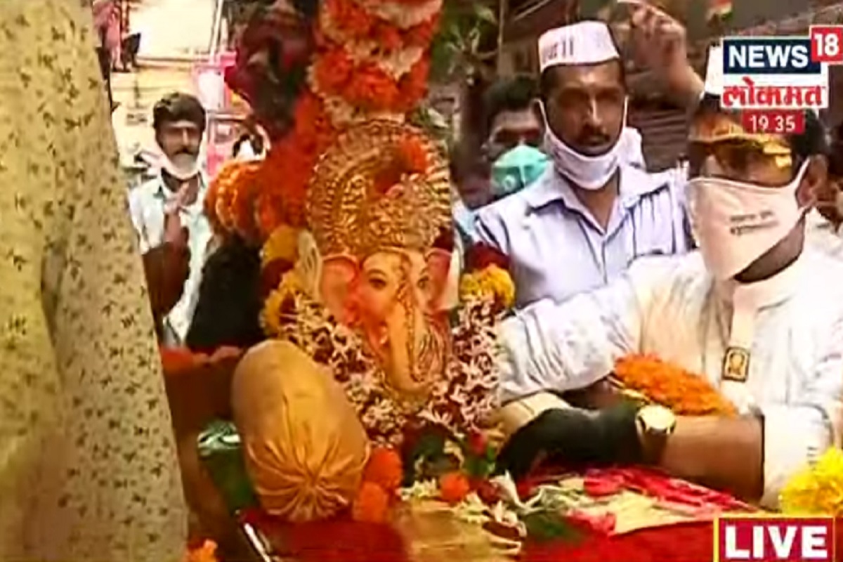 VIDEO : बाप्पा निघाले गावाला! यंदा पुणेकरांनी साधेपणानेच दिला बाप्पांना निरोप