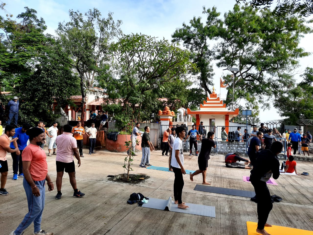 पुण्यातील तळजाई टेकडीवर सोशल डिस्टन्सिंगचा पुरता फज्जा उडाला आहे. रविवार असल्याने तळजाई टेकडीवर तब्बल दीड हजारांहून जास्त पुणेकर हे फिरायला आले. पुण्यातील तळजाई टेकडीवर सोशल डिस्टन्सिंगचा पुरता फज्जा उडाला आहे. रविवार असल्याने तळजाई टेकडीवर तब्बल दीड हजारांहून जास्त पुणेकर हे फिरायला आले.