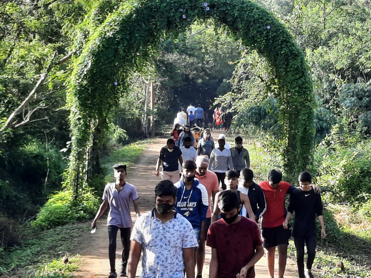 तळजाई टेकडीवर दररोज 500 च्यावर लोकं फिरायला येतात. पण आज रविवार अर्थात सुट्टीचा वार असल्याने दीड हजारांच्या जवळपास लोकं आली आहे. तळजाई टेकडीवर दररोज 500 च्यावर लोकं फिरायला येतात. पण आज रविवार अर्थात सुट्टीचा वार असल्याने दीड हजारांच्या जवळपास लोकं आली आहे.