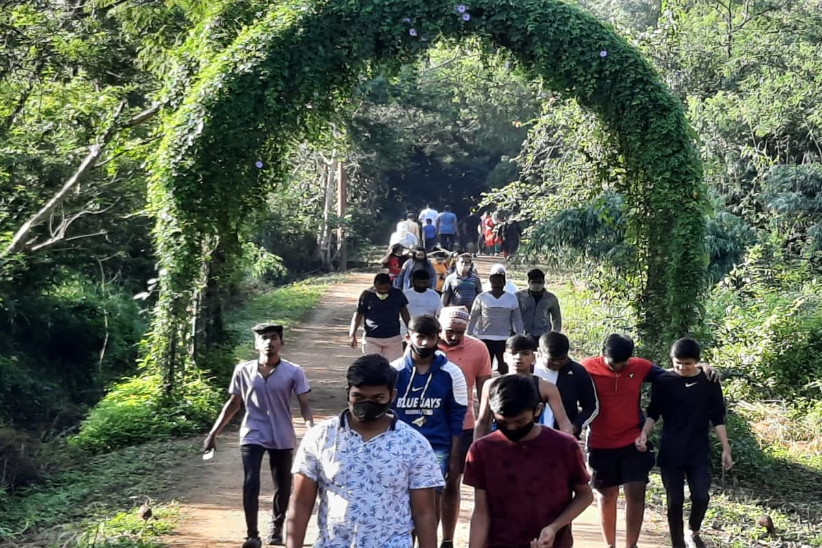 पुण्यात कोरोनाने थैमान घातले आहे. दिवसेंदिवस कोरोनाबाधित रुग्णांची संख्या वाढत चालली आहे. पण पुणेकर सर्रास नियम मोडत असल्याचे चित्र समोर आले आहे. पुण्यात कोरोनाने थैमान घातले आहे. दिवसेंदिवस कोरोनाबाधित रुग्णांची संख्या वाढत चालली आहे. पण पुणेकर सर्रास नियम मोडत असल्याचे चित्र समोर आले आहे.