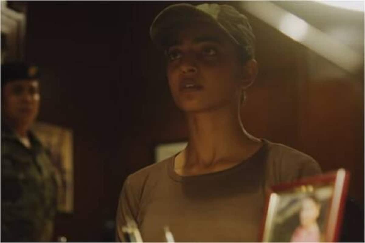 घोल (Ghoul) ही नेटफ्लिक्सवरील हॉरर वेब सीरिज आहे. यातील भूमिकेसाठी राधिकाने सैनिकी प्रशिक्षणही घेतलं होतं. निदा रहिमच्या भूमिकेत ती दिसली. (फोटो सौजन्य - इन्स्टाग्राम) घोल (Ghoul) ही नेटफ्लिक्सवरील हॉरर वेब सीरिज आहे. यातील भूमिकेसाठी राधिकाने सैनिकी प्रशिक्षणही घेतलं होतं. निदा रहिमच्या भूमिकेत ती दिसली. (फोटो सौजन्य - इन्स्टाग्राम)