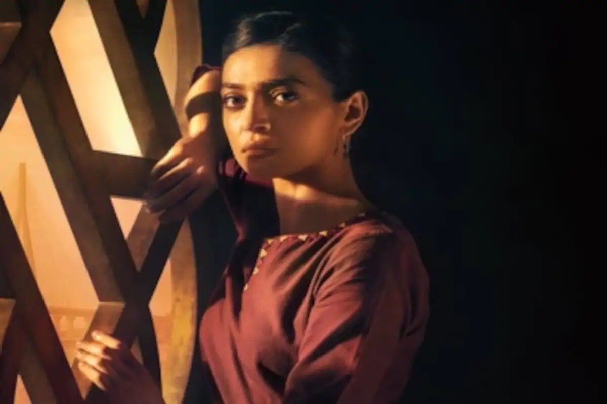 सेक्रेड गेम्समध्ये (Sacred Games) राधिका आपटेने अंजली माथूर म्हणून रॉ एजंटचे भूमिका निभावली होती. यामध्ये तिचा मृत्यू झाल्याचं दाखवण्यात आलं आहे. (फोटो सौजन्य - इन्स्टाग्राम) सेक्रेड गेम्समध्ये (Sacred Games) राधिका आपटेने अंजली माथूर म्हणून रॉ एजंटचे भूमिका निभावली होती. यामध्ये तिचा मृत्यू झाल्याचं दाखवण्यात आलं आहे. (फोटो सौजन्य - इन्स्टाग्राम)