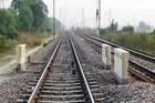 अडीच वर्षाच्या चिमुकलीसह दाम्पत्यानं रेल्वेखाली झोकून दिलं, आई व मुलगी जागीच ठार