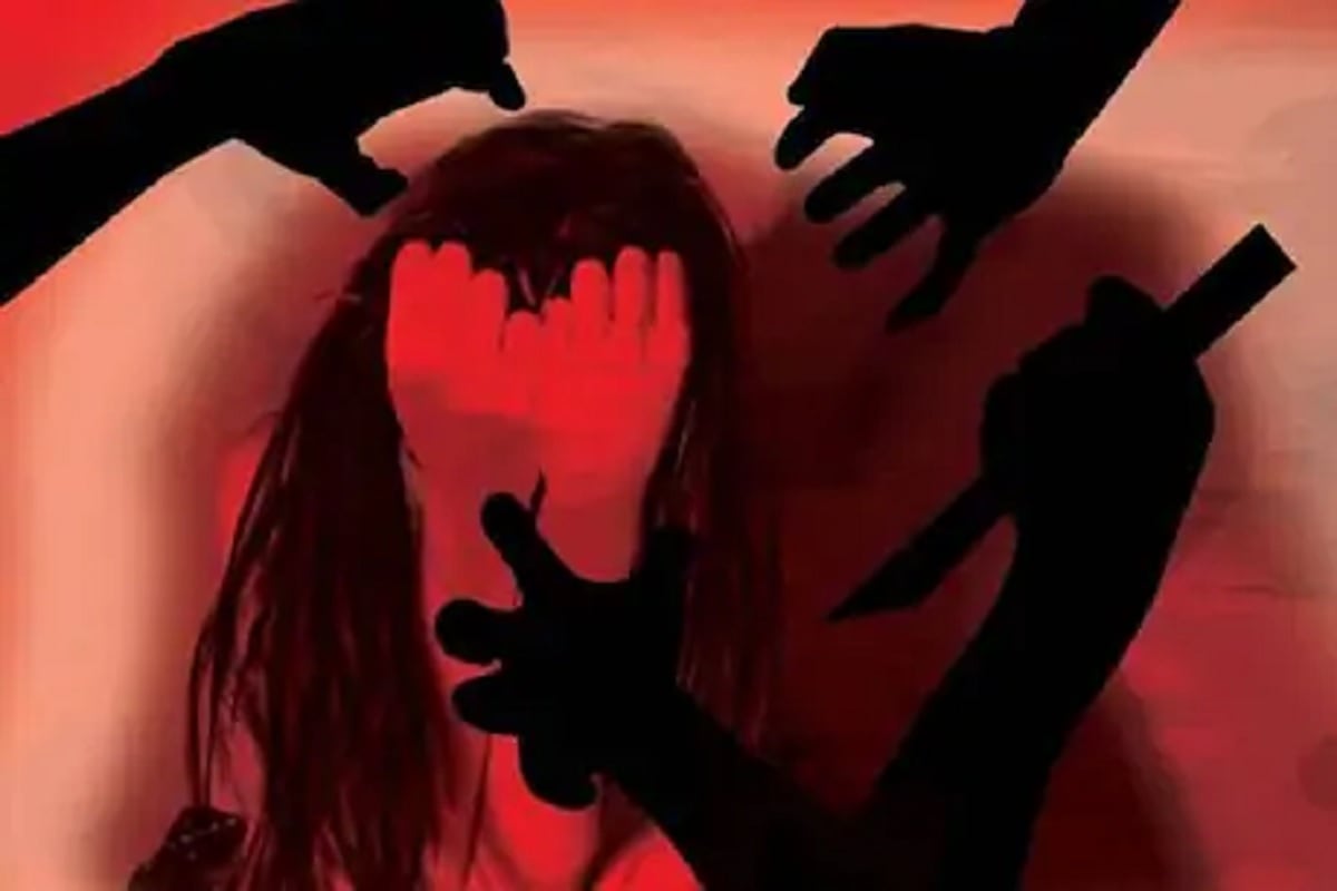 पोलिसांनी दिलेल्या माहितीनुसार तरुण विविध अॅप्सच्या माध्यमातून दोन्ही पत्नींसोबत लाइव्ह सेक्स शो करीत होता. पोलिसांनी त्याला मध्य प्रदेशातील विदिशा येथून अटक केली आहे. त्याच्यावर बलात्काराचा गुन्हा दाखल करण्यात आला आहे. पोलिसांनी दिलेल्या माहितीनुसार तरुण विविध अॅप्सच्या माध्यमातून दोन्ही पत्नींसोबत लाइव्ह सेक्स शो करीत होता. पोलिसांनी त्याला मध्य प्रदेशातील विदिशा येथून अटक केली आहे. त्याच्यावर बलात्काराचा गुन्हा दाखल करण्यात आला आहे.