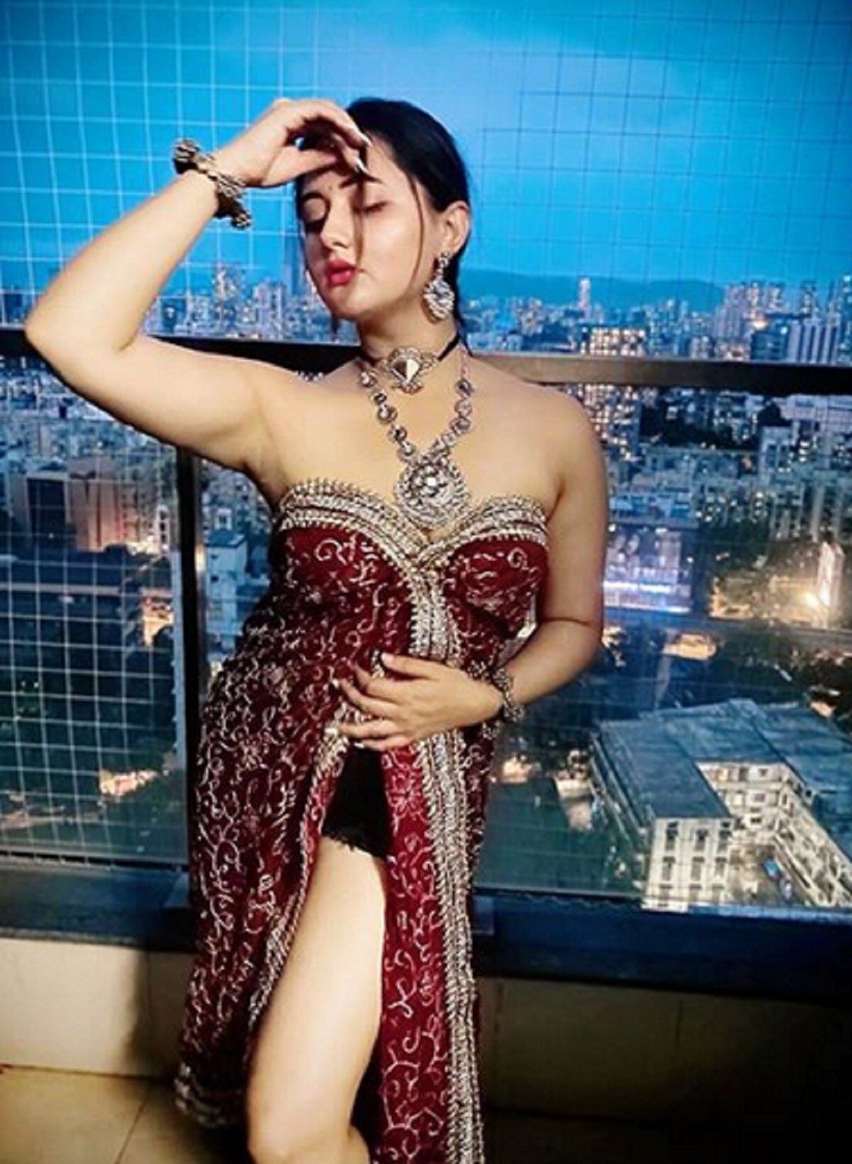 तिचे विविध फोटोशूट सोशल मीडियावर व्हायरल होतात. रश्मीचा सिझलिंग अंदाज प्रेक्षकांच्या पसंतीस उतरतो. यावेळीही तिने असेच काही फोटो पोस्ट केले आहेत (फोटो सौजन्य-@imrashamidesai/Instagram) तिचे विविध फोटोशूट सोशल मीडियावर व्हायरल होतात. रश्मीचा सिझलिंग अंदाज प्रेक्षकांच्या पसंतीस उतरतो. यावेळीही तिने असेच काही फोटो पोस्ट केले आहेत (फोटो सौजन्य-@imrashamidesai/Instagram)