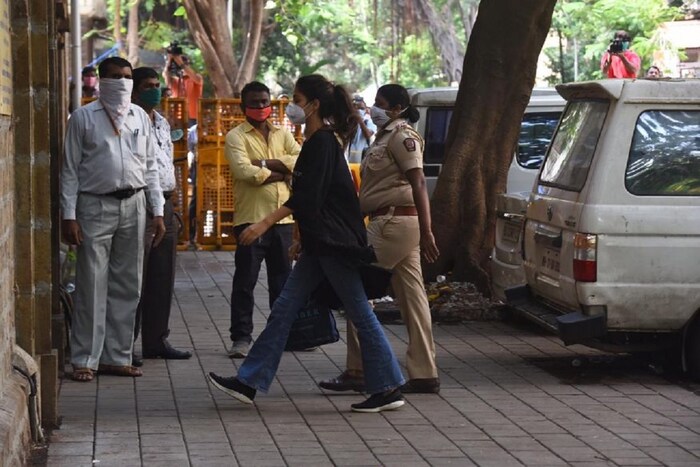 ड्रग्जची खरेदी-विक्री कोण कोण करत होतं? तुला ड्रग्ज कोण देत होतं? पूर्ण माहिती दे.