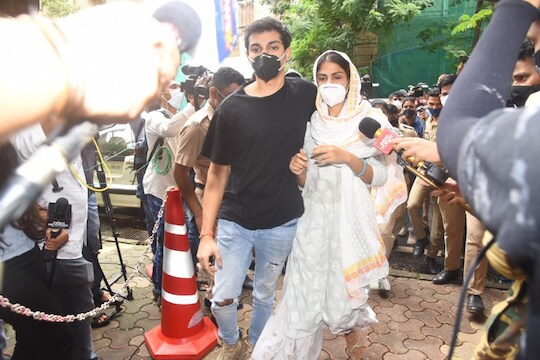 मुलाच्या अटकेनंतर रिया चक्रवर्तीचे वडील भडकले; दिली जळजळीत प्रतिक्रिया