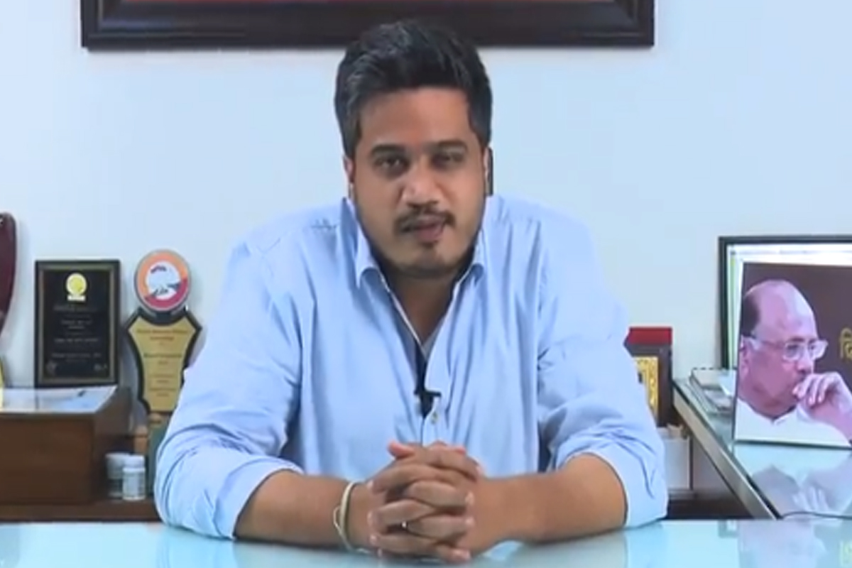 मुंबई लोकलच्या वादात रोहित पवारांची उडी, केंद्रीय रेल्वे मंत्र्यावर साधला निशाणा